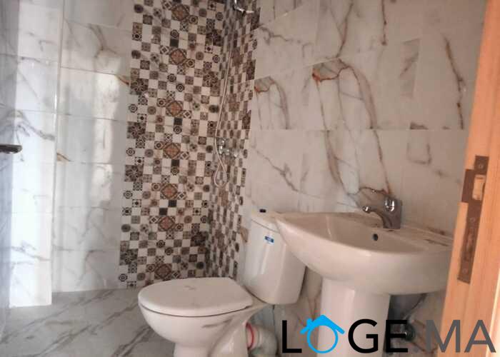 Appartement de 113 m2 de 2 façades dans une R+2 escalier privative a al bosstane El jadida.