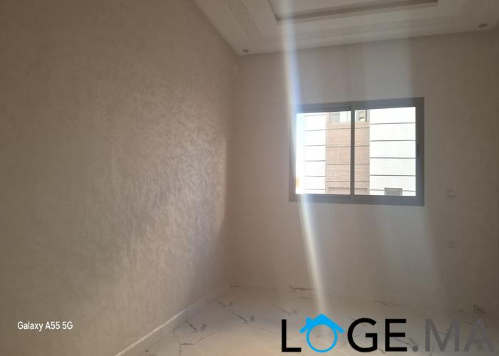 Appartement dans R+2 escalier privatif au 1er étage à hay essalm el jadida. 