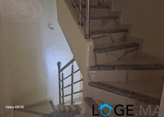 Appartement dans R+2 escalier privatif au 1er étage à hay essalm el jadida. 