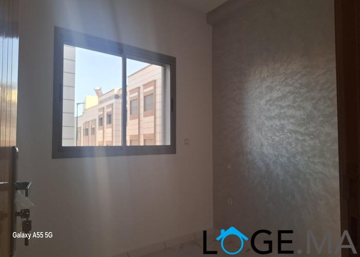 Appartement dans R+2 escalier privatif au 1er étage à hay essalm el jadida. 