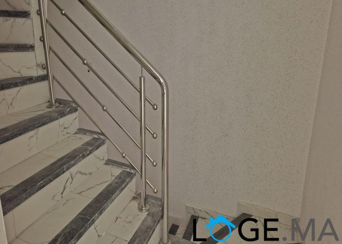 Appartement de 98 m2 à vendre  au 1er étage escalier privatif à hay essalam el jadida