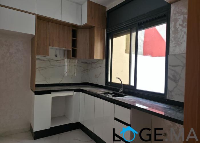 Appartement a vendre dans R +2 avec escalier privatif a Narjiss el jadida. 