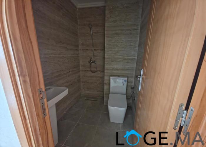 Appartement a vendre dans R +2 avec escalier privatif a Narjiss el jadida. 