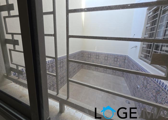 Appartement a vendre RDC dans R+2 a al bousstane el jadida. 