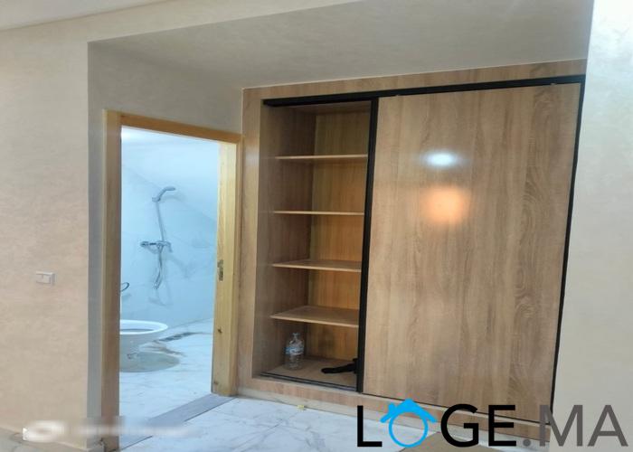 Appartement a vendre de deux façades au 2ème étage escalier privatif a Al bousstane el jadida .