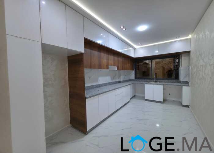 Appartement a vendre de deux façades au 2ème étage escalier privatif a al bousstane el jadida.