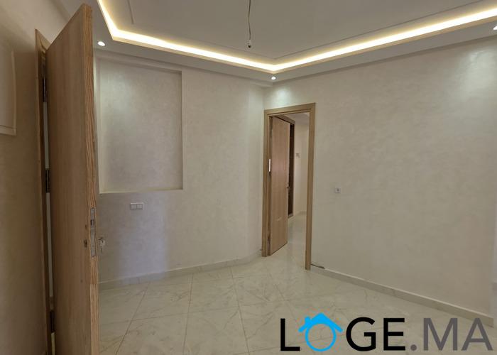 Appartement a vendre de 131 m2 escalier privatif de deux façades a hay essalam el jadida. 