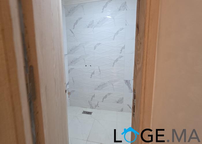 Appartement a vendre de 131 m2 escalier privatif de deux façades a hay essalam el jadida. 