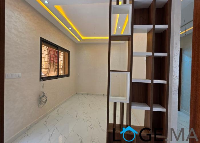 شقة للبيع بموقع ممتاز ،فصالة و فنيسيو دايزها الكلام حي السلام مدينة الجديدة .