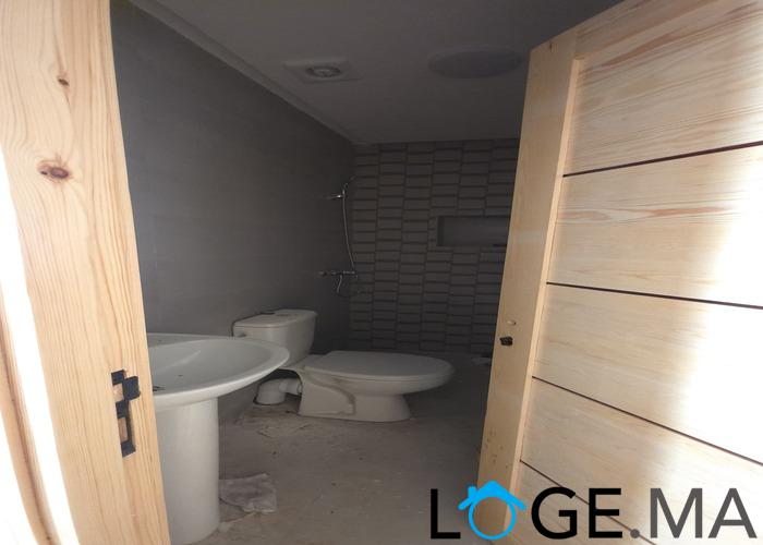 Appartement a vendre escalier privatif, au 1er étage bien ensoleillé avec grande surface a el jadida.