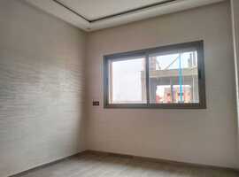 Appartement de 113 m2 de 2 façades dans une R+2 escalier privative a al bosstane El jadida.