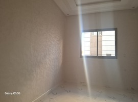 Appartement dans R+2 escalier privatif au 1er étage à hay essalm el jadida. 