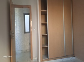 Appartement dans R+2 escalier privatif au 1er étage à hay essalm el jadida. 