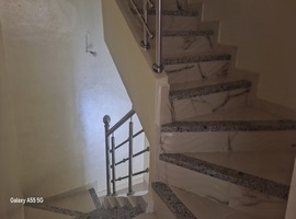 Appartement dans R+2 escalier privatif au 1er étage à hay essalm el jadida. 