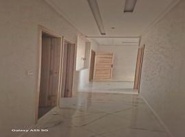 Appartement dans R+2 escalier privatif au 1er étage à hay essalm el jadida. 