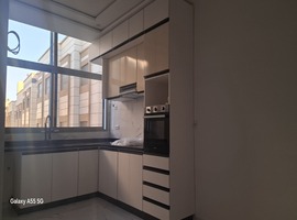 Appartement dans R+2 escalier privatif au 1er étage à hay essalm el jadida. 