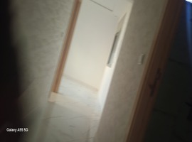 Appartement dans R+2 escalier privatif au 1er étage à hay essalm el jadida. 