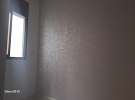Appartement dans R+2 escalier privatif au 1er étage à hay essalm el jadida. 