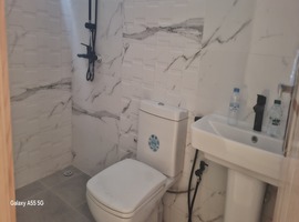 Appartement dans R+2 escalier privatif au 1er étage à hay essalm el jadida. 