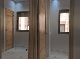 Appartement de 98 m2 à vendre  au 1er étage escalier privatif à hay essalam el jadida