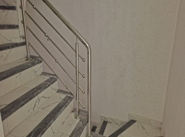 Appartement de 98 m2 à vendre  au 1er étage escalier privatif à hay essalam el jadida