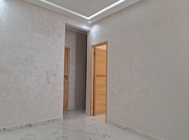 Appartement de 98 m2 à vendre  au 1er étage escalier privatif à hay essalam el jadida