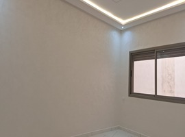 Appartement de 98 m2 à vendre  au 1er étage escalier privatif à hay essalam el jadida