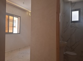 Appartement a vendre escalier privatif au 1er étage de 3 façades dans R+2 à hay essalam el jadida