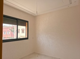 Appartement a vendre dans R +2 avec escalier privatif a Narjiss el jadida. 