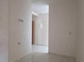 Appartement a vendre dans R +2 avec escalier privatif a Narjiss el jadida. 