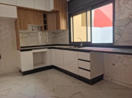 Appartement a vendre dans R +2 avec escalier privatif a Narjiss el jadida. 