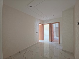 Appartement a vendre dans R +2 avec escalier privatif a Narjiss el jadida. 