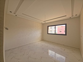 Appartement a vendre dans R +2 avec escalier privatif a Narjiss el jadida. 