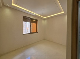 Appartement a vendre de 131 m2 escalier privatif de deux façades a hay essalam el jadida. 