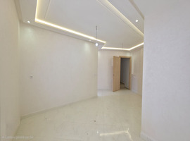 Appartement a vendre de 131 m2 escalier privatif de deux façades a hay essalam el jadida. 