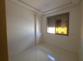 Appartement a vendre de 131 m2 escalier privatif de deux façades a hay essalam el jadida. 
