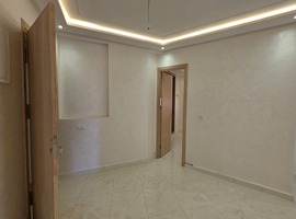 Appartement a vendre de 131 m2 escalier privatif de deux façades a hay essalam el jadida. 