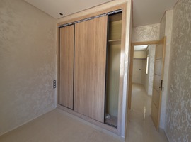 Appartement a vendre escalier privatif, au 1er étage bien ensoleillé avec grande surface a el jadida.