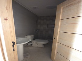 Appartement a vendre escalier privatif, au 1er étage bien ensoleillé avec grande surface a el jadida.