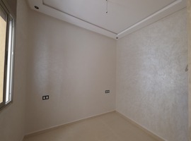 Appartement a vendre escalier privatif, au 1er étage bien ensoleillé avec grande surface a el jadida.